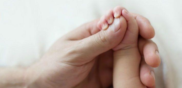 Părăsit în pădure la 8 grade Celsius, ud și îngropat în crengi, un bebeluș a sfidat MOARTEA!