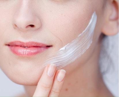 O tânără s-a dat cu pastă de dinți pe față și așteptat! Ce s-a întâmplat în scurt timp