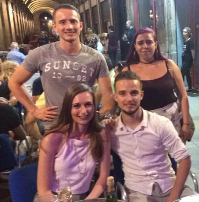 Bărbații au început să practice un joc periculos de cucerit femeile! O tânără a făcut greșeala vieții sale