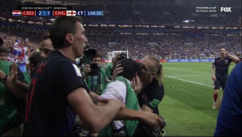 Poze pentru istorie! Sufocat de bucuria croaților, fotograful Yuri Cortez a oferit cele mai tari imagini de la Cupa Mondială cu Manduzkic, Rakitic & co. în prim-plan