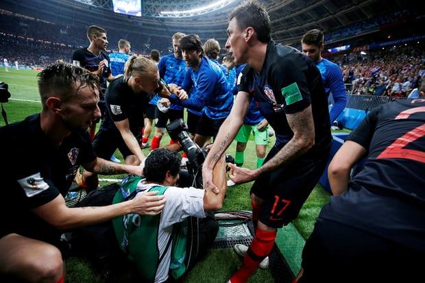 Poze pentru istorie! Sufocat de bucuria croaților, fotograful Yuri Cortez a oferit cele mai tari imagini de la Cupa Mondială cu Manduzkic, Rakitic & co. în prim-plan