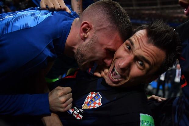 Poze pentru istorie! Sufocat de bucuria croaților, fotograful Yuri Cortez a oferit cele mai tari imagini de la Cupa Mondială cu Manduzkic, Rakitic & co. în prim-plan