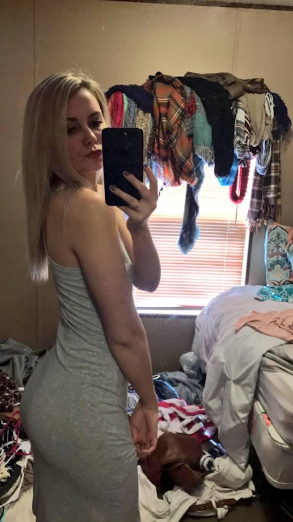 O tânără și-a pozat posteriorul SEXY, dar un detaliu rușinos i-a făcut pe toți să râdă de ea!