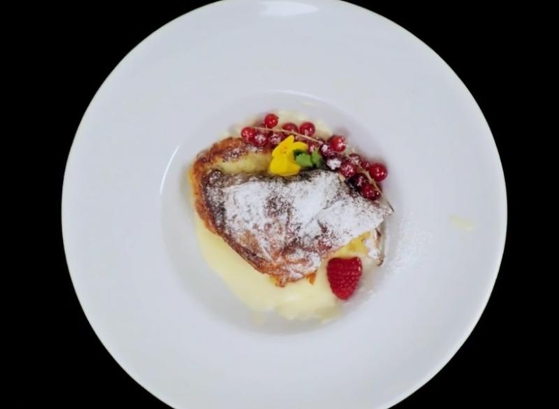 Plăcintă cu iaurt servită cu sos de vanilie și fructe de pădure