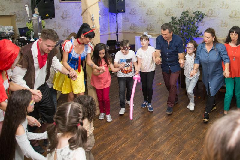 Gina Pistol, animatoare la o petrecere de copii! Așa Scufiță Roșie mai rar găsești!