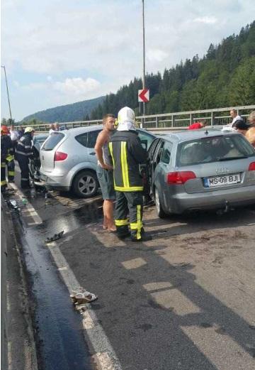 Circulaţia este OPRITĂ pe DN1! 3 autoturisme s-au CIOCNIT după o depăşire neregulamentară. Echipajele de urgenţă sunt în ALERTĂ