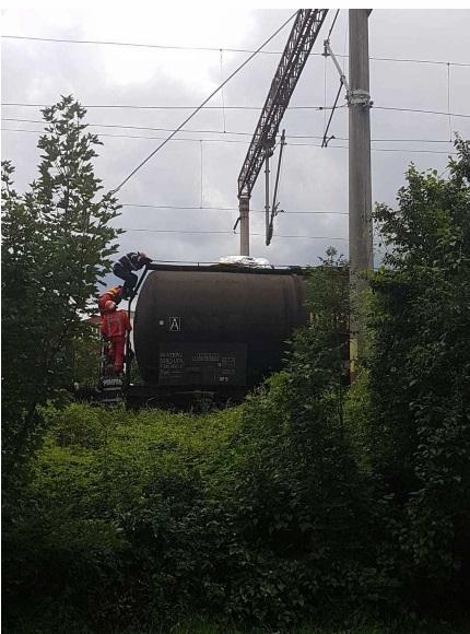 ATENŢIE, IMAGINI ŞOCANTE! Un tânăr de 19 ani a fost ELECTROCUTAT după ce s-a urcat pe un vagon al unui tren de marfă. VIDEO