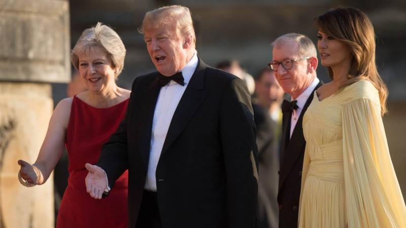 Trump și Melania, în fața Reginei Elisabeta. Cum s-a îmbrăcat Prima Doamnă a SUA? Ținuta sa face înconjurul lumii: "Femeia asta..."