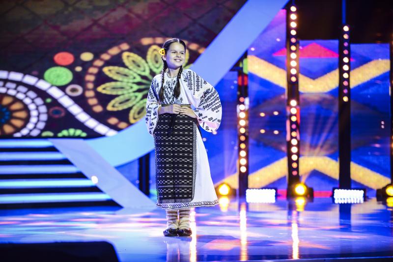 „Foaie verde a bobolui”, ca ea nimeni nu-i! Maria este fetița care i-a făcut pe toți să danseze până „s-au rupt pingelele”!