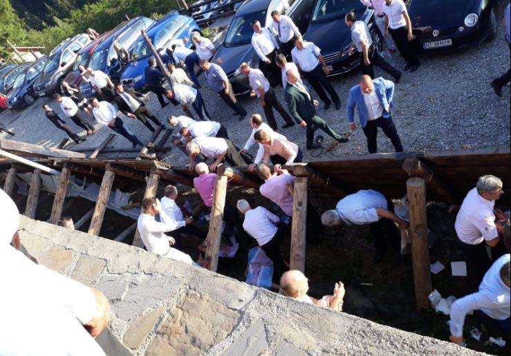 Mergi la nuntă şi ajungi la Urgenţe! Primele imagini de la locul tragediei. 18 oameni au ajuns la spital, dintre care trei în stare gravă, după ce terasa unei pensiuni din Neamţ s-a prăbuşit cu tot cu nuntaşi!