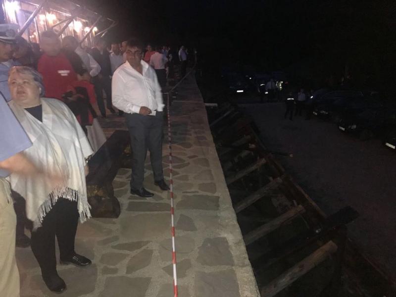 Mergi la nuntă şi ajungi la Urgenţe! Primele imagini de la locul tragediei. 18 oameni au ajuns la spital, dintre care trei în stare gravă, după ce terasa unei pensiuni din Neamţ s-a prăbuşit cu tot cu nuntaşi!