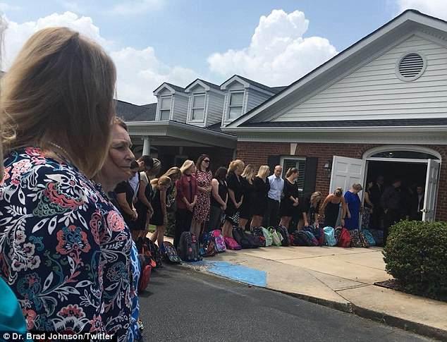 ”Să nu veniți cu flori la mine la mormânt! Aduceți ghiozdane pline cu rechizite școlare și cărți, multe cărți!” Ce a lăsat cu limbă de moarte o învățătoare către elevii ei