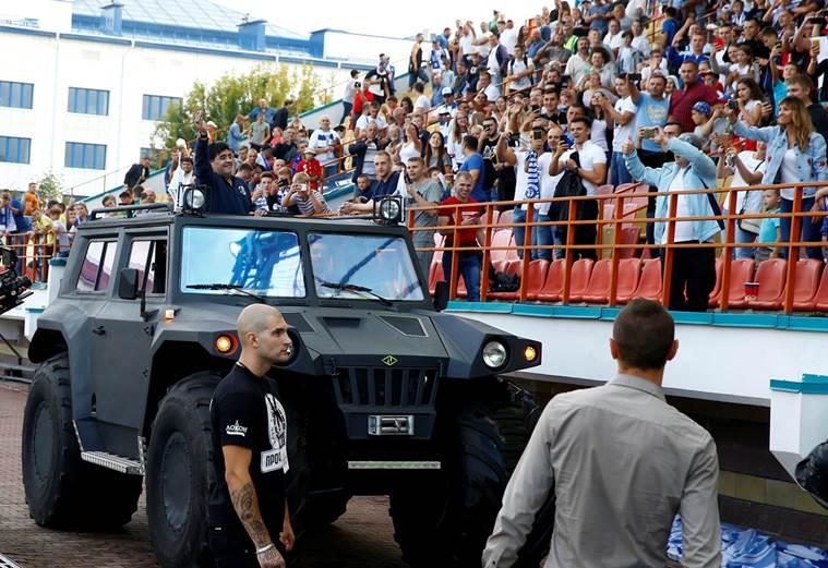 FOTO: Diego Maradona lovește din nou! După show-ul de la Cupa Mondială, ”El Pibe de Oro” a atras atenția și la prezentarea de la noua sa echipă