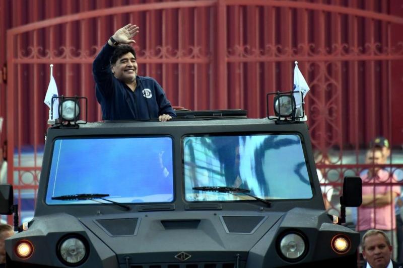FOTO: Diego Maradona lovește din nou! După show-ul de la Cupa Mondială, ”El Pibe de Oro” a atras atenția și la prezentarea de la noua sa echipă