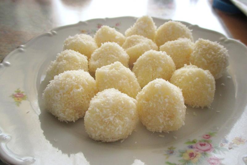 Rețetă de bomboane Raffaello cu topping de ciocolată și fructe de pădure