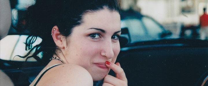 Amy (2015). Filmul care merită văzut și revăzut despre viața lui Amy Winehouse