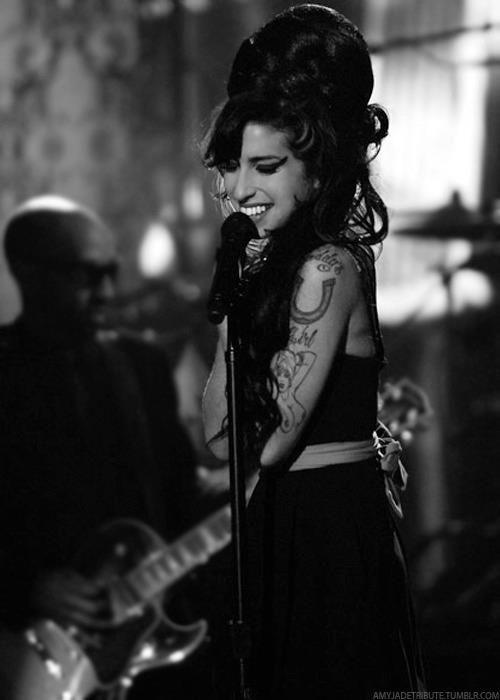Amy (2015). Filmul care merită văzut și revăzut despre viața lui Amy Winehouse
