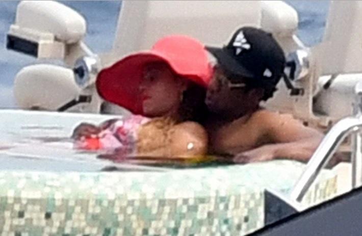 Beyonce și Jay-Z, surprinși în ipostaze INTIME pe un iaht de 180 de milioane de dolari. Imediat ce au plecat copiii au început tandrețurile – GALERIE FOTO