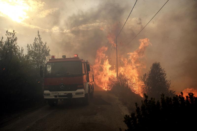 DOLIU de trei zile în GRECIA după ce 74 de oameni au murit! Incendiile au distrus împrejurimile Atenei. Meleşcanu, despre românii afectaţi: "Au crezut că va exploda hotelul cu totul"