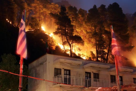 DOLIU de trei zile în GRECIA după ce 74 de oameni au murit! Incendiile au distrus împrejurimile Atenei. Meleşcanu, despre românii afectaţi: "Au crezut că va exploda hotelul cu totul"