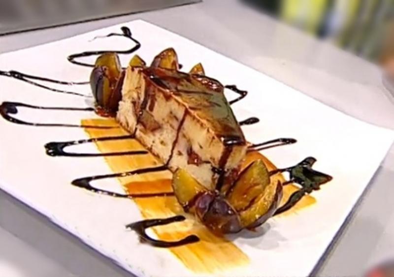 Prăjitură delicioasă cu multe prune și topping de caramel