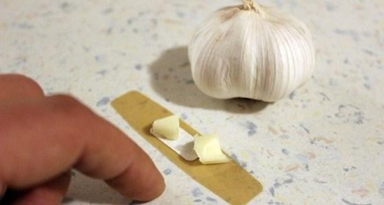 Un bărbat și-a pus un plasture cu usturoi pe deget și a așteptat! Ce i s-a întâmplat în scurt timp