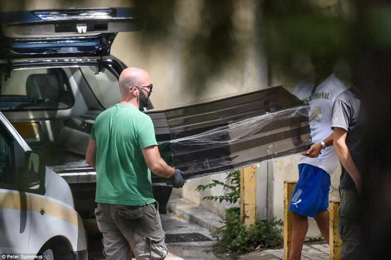 Grecia își îngroapă morții. ”Șoarecii săreau de pe stânci! Conurile de pin explodau ca bombele”