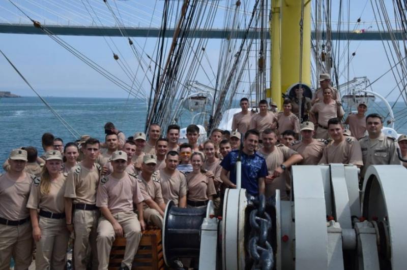 După 21 de zile pe ape străine, “Mircea” se întoarce acasă! Aduce cu el 100 de marinari “proaspăt botezaţi cu acordul Zeului Neptun”