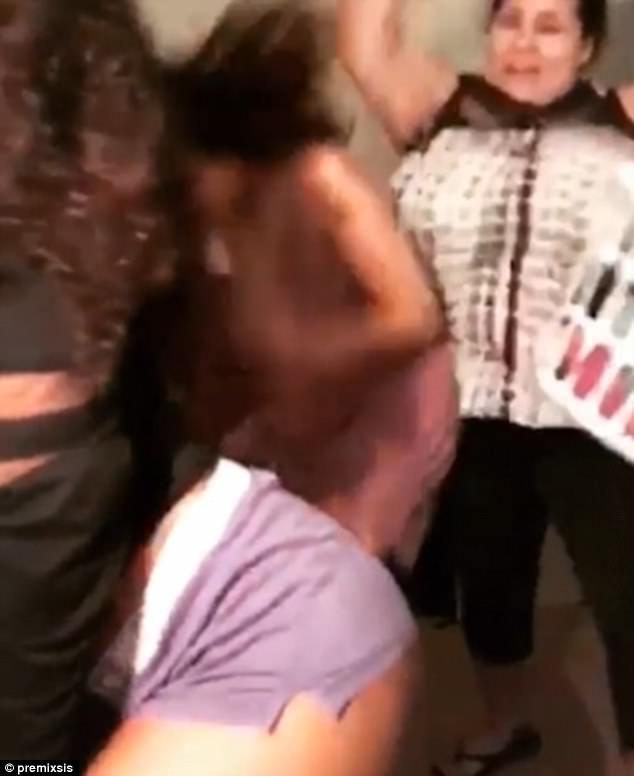 Imaginile care au stârnit hohote de râs! Momentul în care o mamă intră în camera fiicelor ei în timp ce acestea fac twerking! Femeia nu și-a putut stăpâni furia