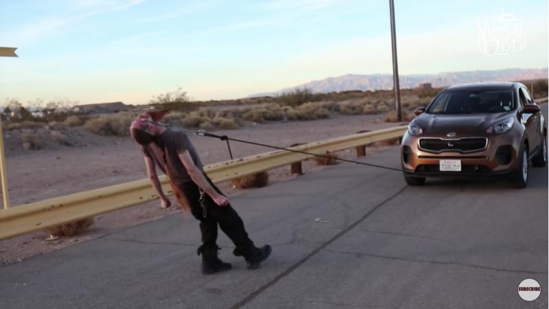 VIDEO. Imaginile şocante cu acest bărbat au devenit virale: Îşi înfige nişte cârlige în ochi şi apoi trage după el o maşină. Cum este posibil?!