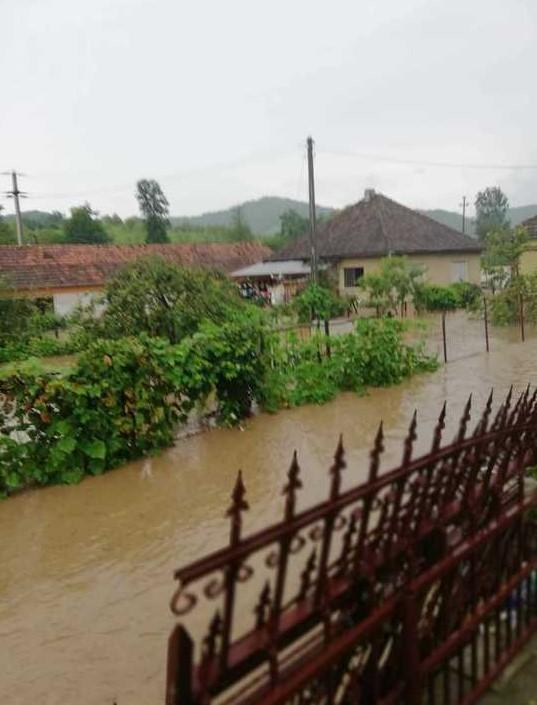 [FOTO] Imagini ÎNGROZITOARE după furtunile din această seară. Din păcate, există și victime: o femeie a fost înghițită de ape, chiar în curtea casei!