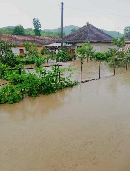 [FOTO] Imagini ÎNGROZITOARE după furtunile din această seară. Din păcate, există și victime: o femeie a fost înghițită de ape, chiar în curtea casei!