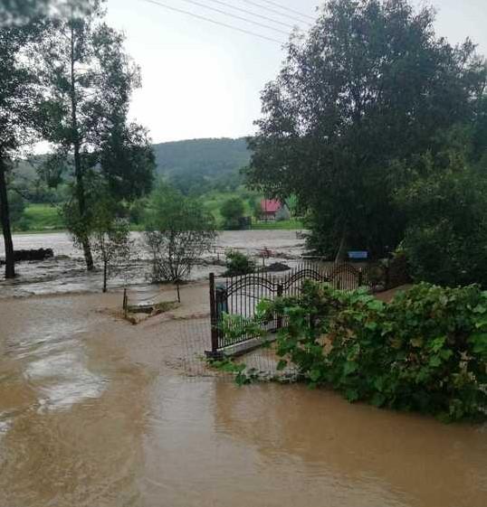 [FOTO] Imagini ÎNGROZITOARE după furtunile din această seară. Din păcate, există și victime: o femeie a fost înghițită de ape, chiar în curtea casei!