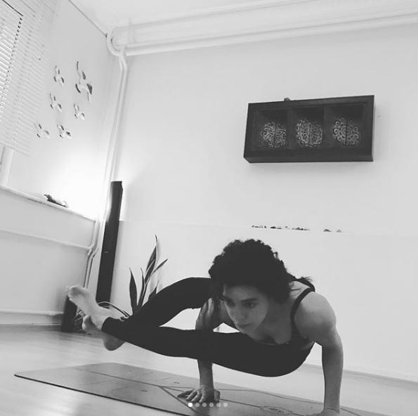 Imagini de senzație cu protagonista serialului turcesc. Özge Özpirinççi, actrița principală din “Femeie în înfruntarea destinului”, este pasionată de yoga
