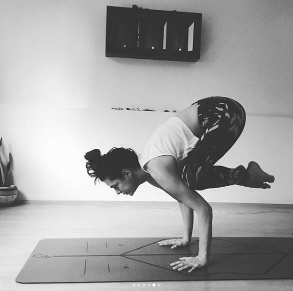 Imagini de senzație cu protagonista serialului turcesc. Özge Özpirinççi, actrița principală din “Femeie în înfruntarea destinului”, este pasionată de yoga