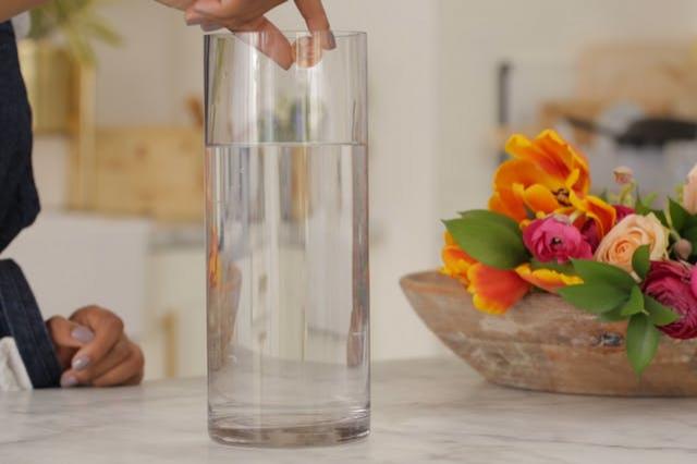 O femeie a scăpat o monedă de cinci bani în vaza cu flori! Ce s-a întâmplat în scurt timp