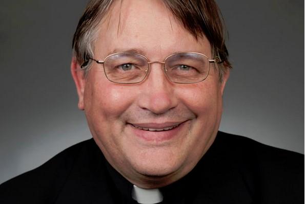 Video: „Scoateți chestia asta din biserica mea!” Imaginile care au scandalizat o lume întreagă. Ce a putut să facă un preot la o înmormântare