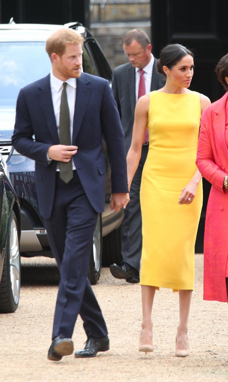 Meghan Markle, încă o gafă de proporții! A apărut îmbrăcată așa și toți au criticat-o că a încălcat protocolul regal! Ce s-a ascuns în spatele acestei alegeri