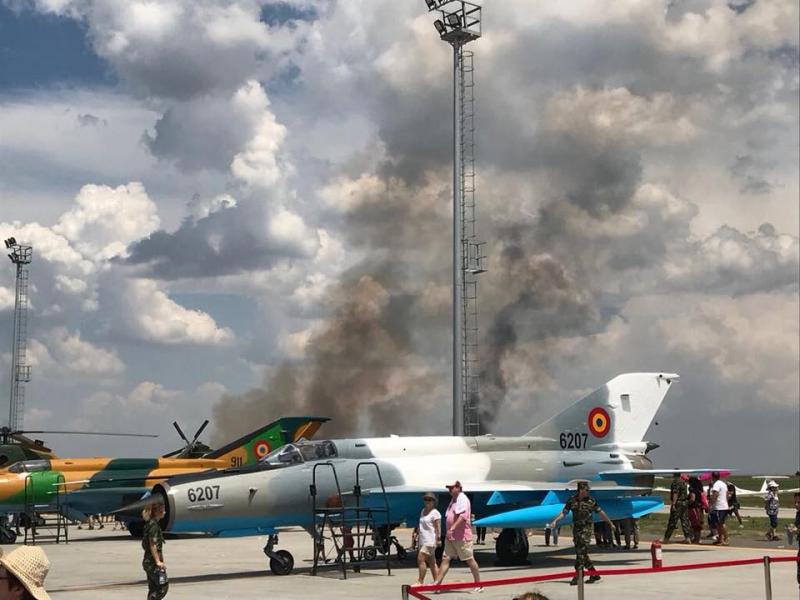 UPDATE: Un MiG-21 Lancer s-a prăbuşit în timpul unui show aviatic! Pilotul ar fi murit în explozia care a izbucnit când aparatul de zbor a atins solul