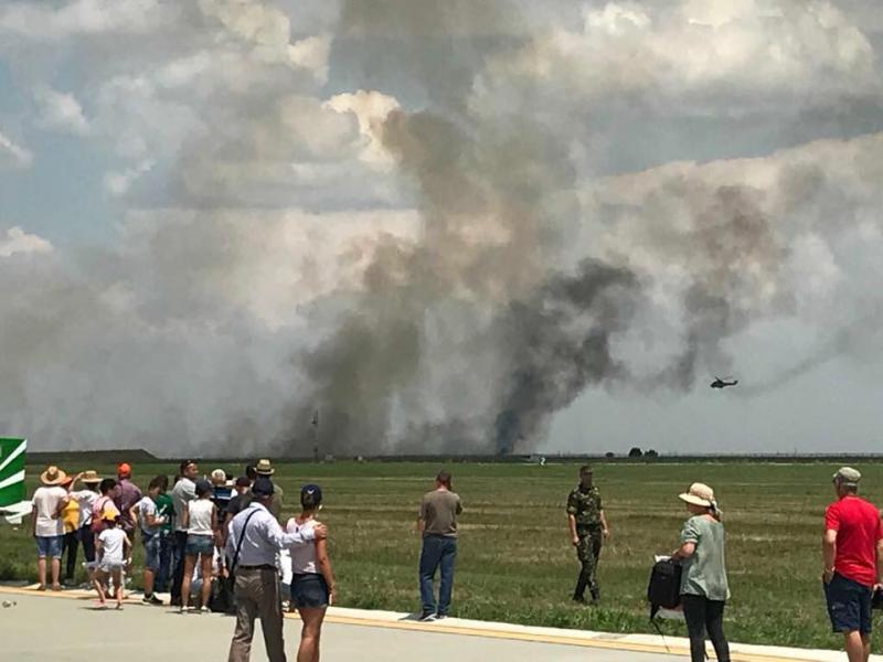 UPDATE: Un MiG-21 Lancer s-a prăbuşit &icirc;n timpul unui show aviatic! Pilotul ar fi murit &icirc;n explozia care a izbucnit c&acirc;nd aparatul de zbor a atins solul
