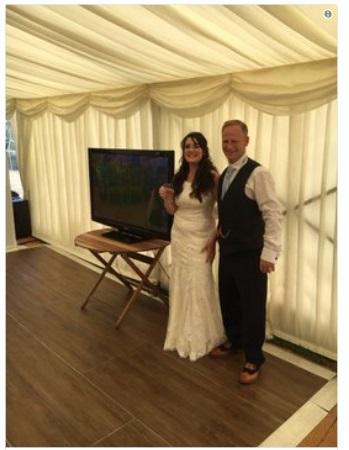 Mireasa a văzut că invitații au dispărut brusc, așa că a mers să-i caute! Ce făceau nuntașii