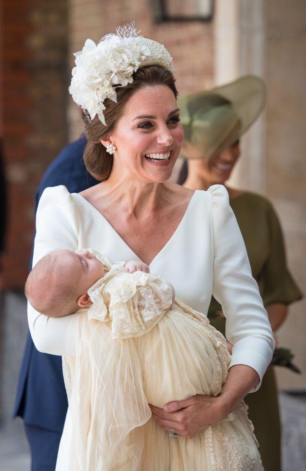 Primele imagini de la botezul Prințului Louis! Ce ţinute au ales Kate Middleton şi Meghan Markle pentru această ocazie