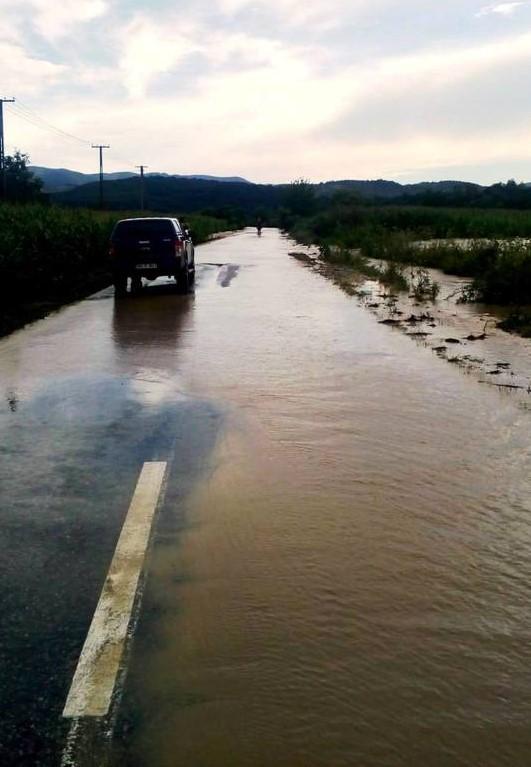 [FOTO] Furtună violentă în Arad! Drumul județean a fost închis din cauza VIITURILOR: ”Circulația este imposibilă!
