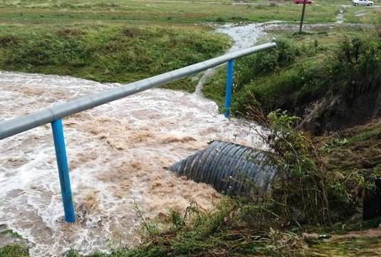 [FOTO] Furtună violentă în Arad! Drumul județean a fost închis din cauza VIITURILOR: ”Circulația este imposibilă!