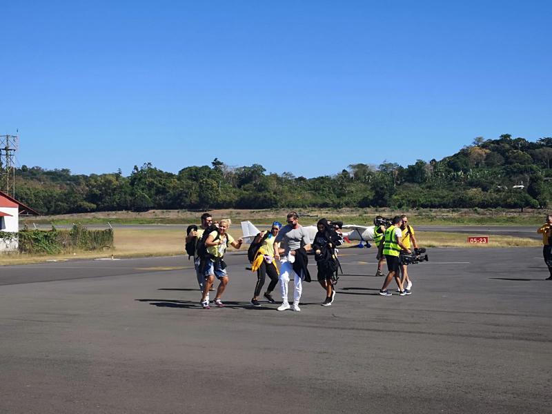 Dupã un zbor de aproape 24 de ore, cei 21 de membri ai celor trei triburi au ajuns, seara trecutã, în Madagascar