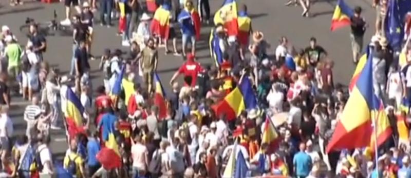 VIOLENȚE în Piața Victoriei! Protestatarii au spart cordonul de jandarmi! Ce se întâmplă (VIDEO)