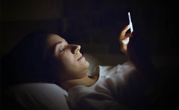 Ce se întâmplă dacă stai pe telefon sau pe calculator NOAPTEA, pe întuneric! Efectele sunt CUMPLITE!