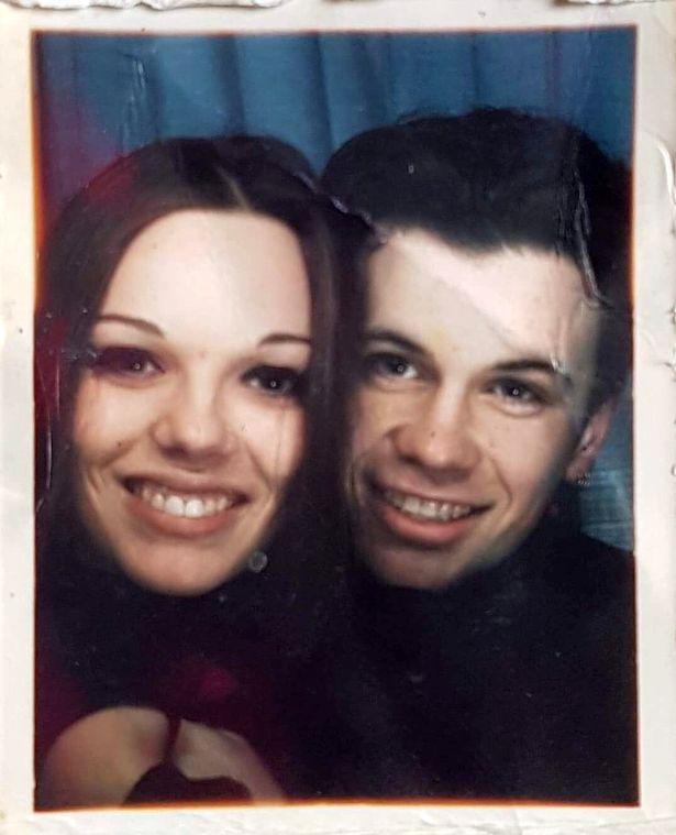 Nu doar în filme găseşti aşa poveşti! S-au iubit la 20 de ani, s-au despărţit, dar şi-au promis că dacă viaţa nu le va pregăti altceva, se vor căsători într-o zi. La 40, s-au reîntâlnit pentru totdeauna!