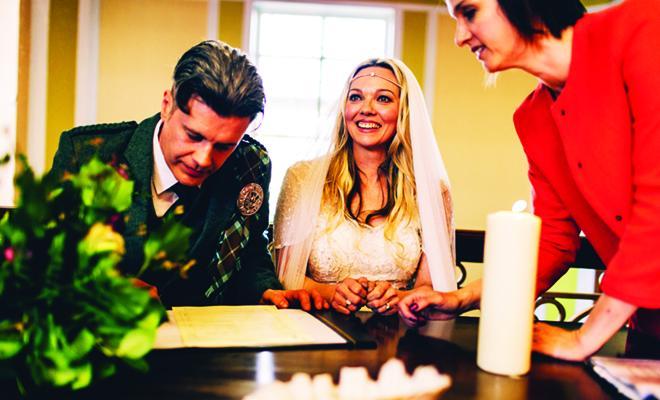 Nu doar în filme găseşti aşa poveşti! S-au iubit la 20 de ani, s-au despărţit, dar şi-au promis că dacă viaţa nu le va pregăti altceva, se vor căsători într-o zi. La 40, s-au reîntâlnit pentru totdeauna!