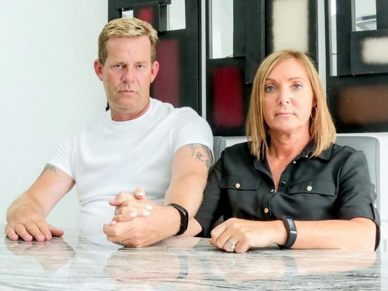 Caz şocant. A mers la salon să îşi vopsească părul şi a plecat cu atac cerebral, după ce a stat ore întregi cu capul pe spate!